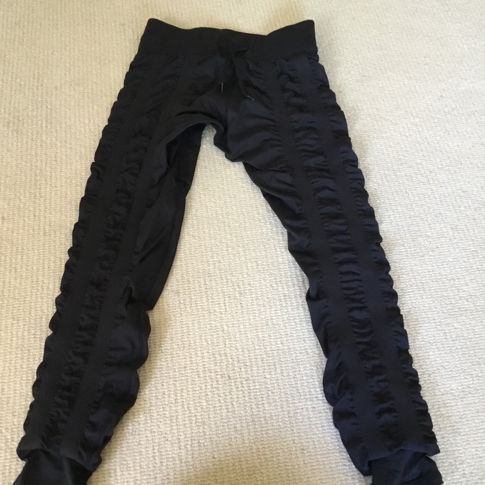 Black Ruffle Side Leggings - - Picture 4 of 9